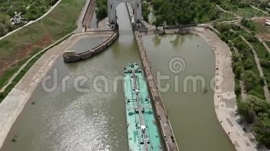 水路货物运输。一艘满载石油和汽油的大型油轮驶入伏尔加登运河。`光荣归于伟大的列宁`视频