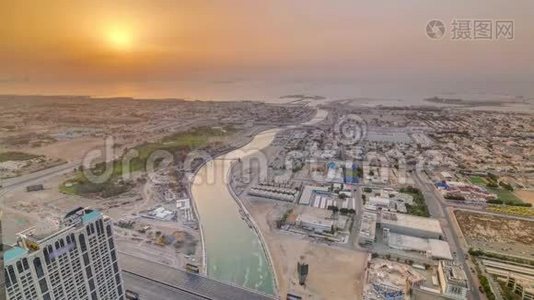日落时分迪拜海岸线全景和鸟瞰图，阿拉伯联合酋长国视频