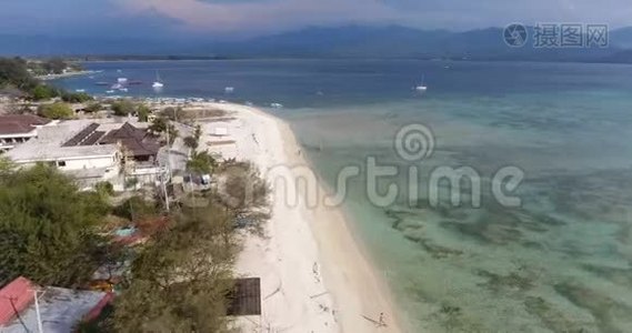 印尼巴厘岛美丽海滩的空中拍摄。热带海滩俯视图。清真图尔西姆·吉利的无人机镜头视频