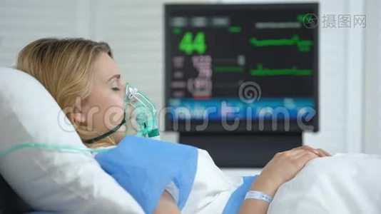 昏迷的女性，心电图监测仪心率降至零，病人死亡，健康视频