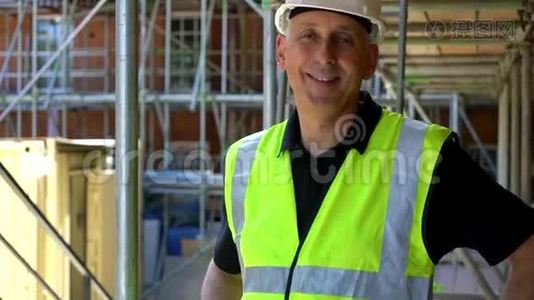 建筑工地的男建筑工人张开双臂微笑视频