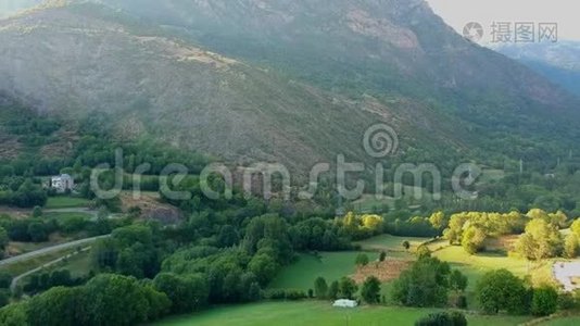 山谷鸟瞰图.. 傍晚时分，无人驾驶飞机从山谷上空升起视频