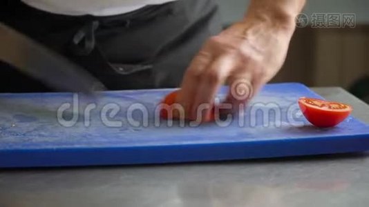 厨师切片番茄蓝切割板视频