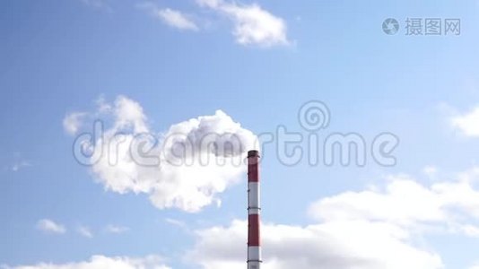 阳光明媚的一天，烟囱里冒出的烟映在蓝天上。 环境污染的概念视频