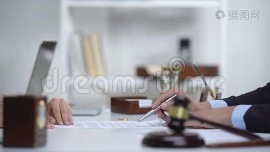 律师向妇女出示离婚文件，法律咨询视频
