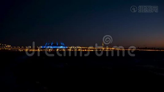 傍晚金色模糊的灯光照在河边的桥上。 概念。 大城市博克桥灯熄灭了对一个视频
