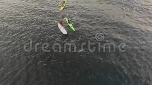 Drone在一条令人难以置信的、美丽的挪威峡湾的皮划艇中被击中视频