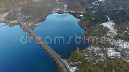 鸟瞰挪威北部的岛屿和沿海道路的倾斜拍摄视频