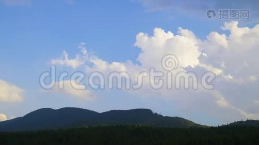 白云带山地景观时序.. 天气晴朗的夏日视频