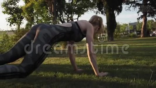 公园内健身教练做平板和俯卧撑慢动作后视图视频