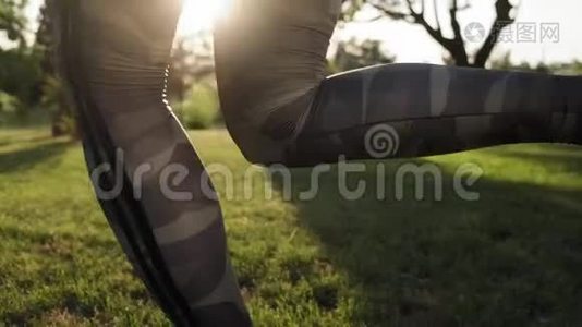 穿着卡其裤和白色运动鞋的女性脚在公园里阳光下缓慢运动视频