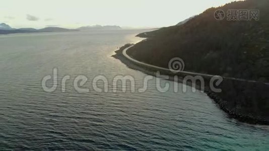 鸟瞰挪威北部的岛屿和沿海道路的倾斜拍摄视频