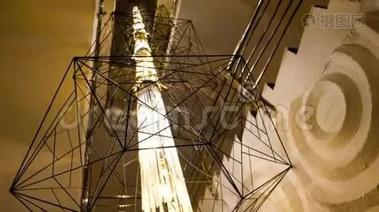 一个巨大的装饰性现代吊灯的特写。概念。现代艺术风格暖光高吊灯视频