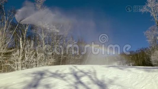 造雪系统。雪炮喷水造雪。视频