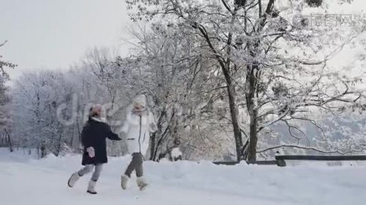 妈妈带着女儿在下雪的路上跑步视频