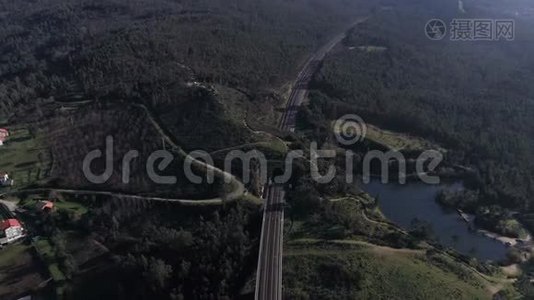 从无人驾驶飞机空中俯瞰穿过山区隧道的铁路桥视频