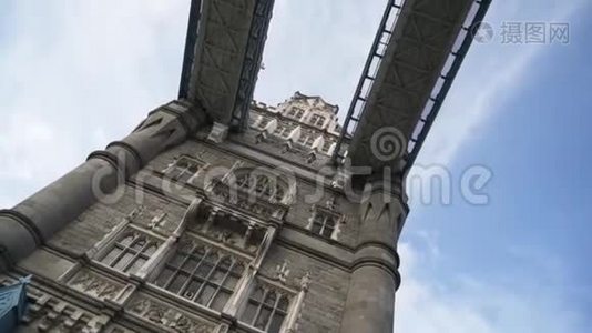 从塔桥底部看泰晤士河上的塔桥，位于英国伦敦市中心。 行动。 美丽美丽视频