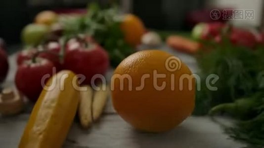 匿名者在有机蔬菜前滚橙视频
