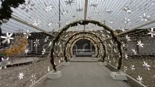 莫斯科公园一条发光的隧道里的街道圣诞装饰视频