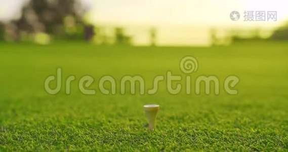 高尔夫球手把高尔夫球放在高尔夫球场的球杆上。 特写镜头。视频