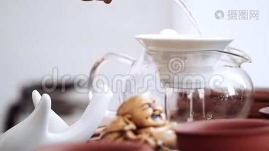 中国茶道的特写，用筛子倒入美味的调味茶视频