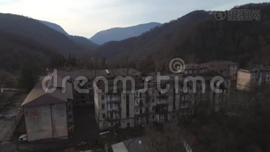 山顶上的老聚落。 中枪。 旧废弃住宅建筑的鸟瞰图视频