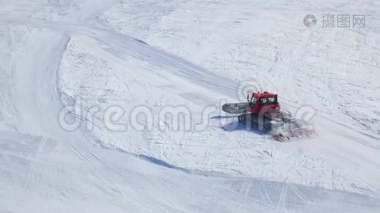 雪猫滑雪山视频