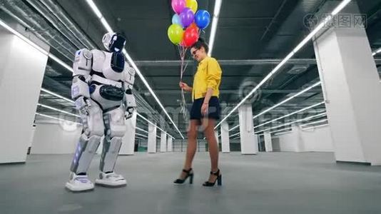 开朗的女人把气球送给自动机器人。视频