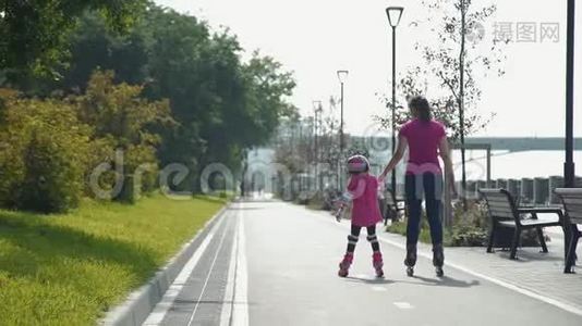 妈妈和女儿去溜冰视频