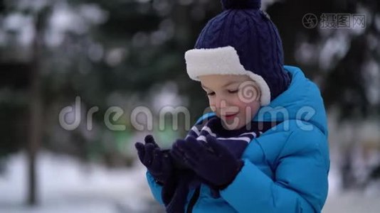 冬天的小男孩在寒冷的雪天穿手机视频