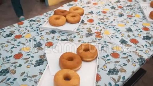 桌上摆着美味甜甜圈的人视频