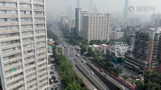 一架高速飞行的无人机在一个大城市的一座住宅新摩天大楼周围飞行。视频