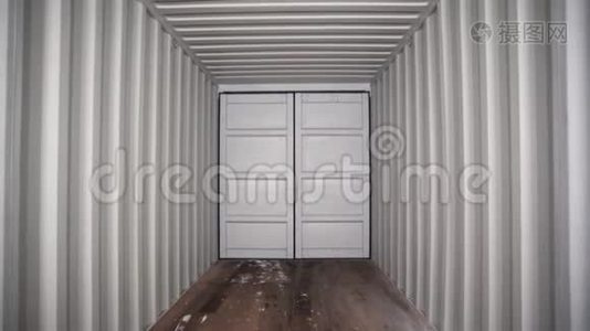 大型金属白色门和白色金属波纹通道与木制地板。 库存录像。 近距离观看视频