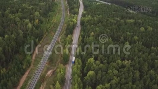 有汽车和卡车的夏季道路的天空景观。 夏林和公路路无人机观景.. 空中景观。 跟踪射击视频