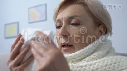 戴围巾的老年女士打喷嚏看组织，流感病毒季节性流行，治疗视频
