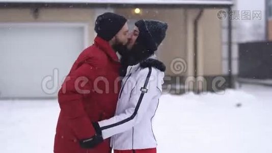 有胡子的男人和漂亮的女人在冬天的后院接吻。 一个男人用手套用手指触摸女孩的嘴唇视频