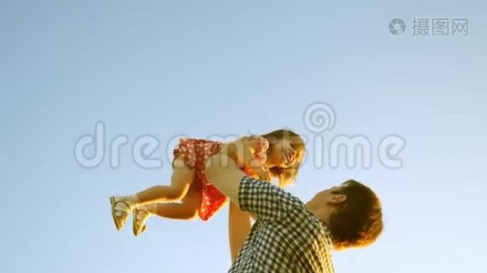 爸爸和小朋友一起玩，一起笑，一起拥抱.. 爸爸在蓝天上抛出一个快乐的女儿。 一家人视频