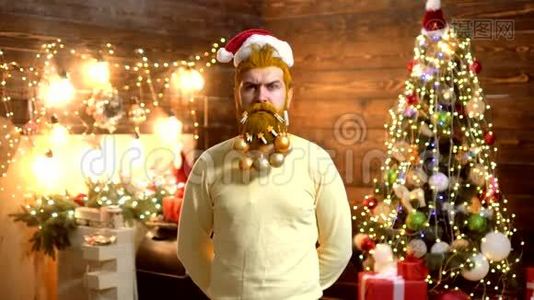 圣诞老人-留胡子的嬉皮士 新年时尚服装。 除夕之夜。 有胡子的疯子看着摄像机视频