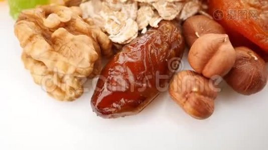 健康的饮食观念。 奶奶。 干果：坚果，葡萄干，腰果，杏干，榛子，南瓜子.. Ð循环运动视频