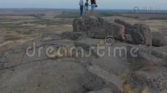 家人在山里旅行。 家人在山上徒步旅行。视频