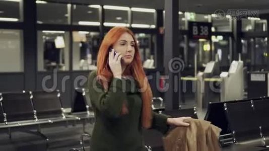 年轻女子走在机场候机楼，打电话视频