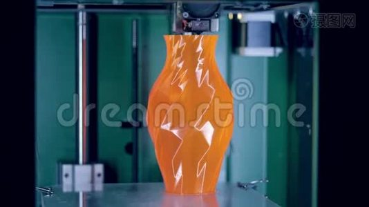 橙色花瓶印在3D打印机上。视频
