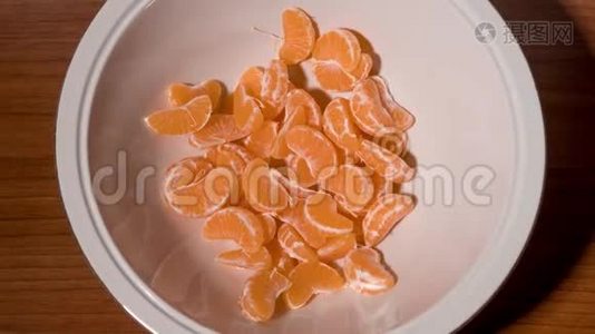 橘子在停止运动时从盘子里消失了视频