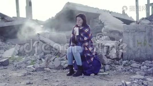 遭受自然灾害或恐怖袭击的妇女坐在废墟中抢救视频