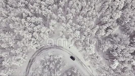在冬季的暴风雪中，在道路弯道停车。 空中观景。视频