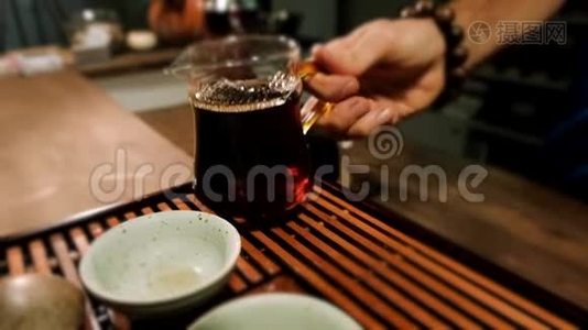 中国仪式主持人倒出琥珀色的发酵茶视频