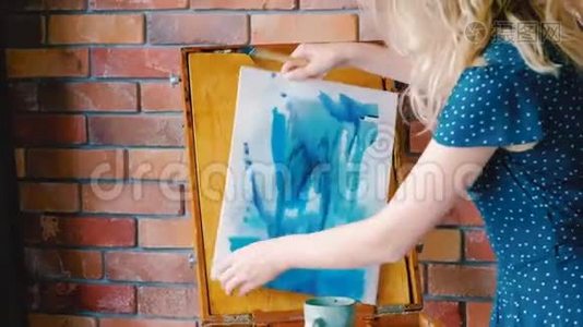 抽象绘画工艺艺术家蓝色水彩视频