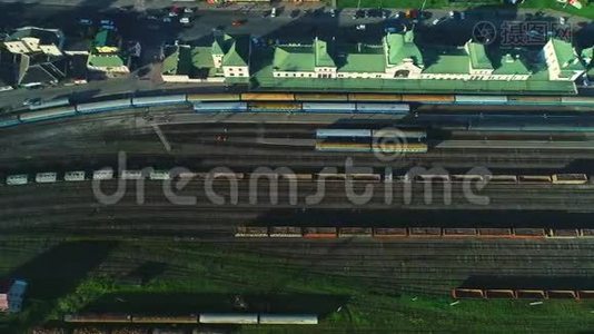 铁路的上、下航段与移动列车保持水平直线. 4k视频