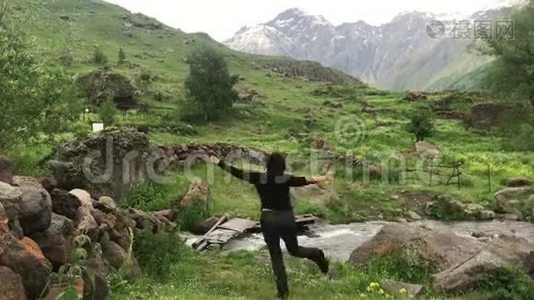 欢乐女游客在山中央跳舞，旅游理念视频