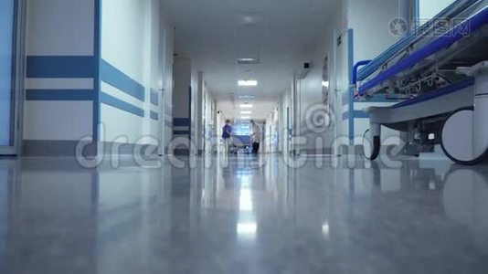 病人在医院走廊`的交通视频